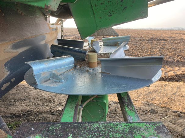 Long lasting lime spreading discs