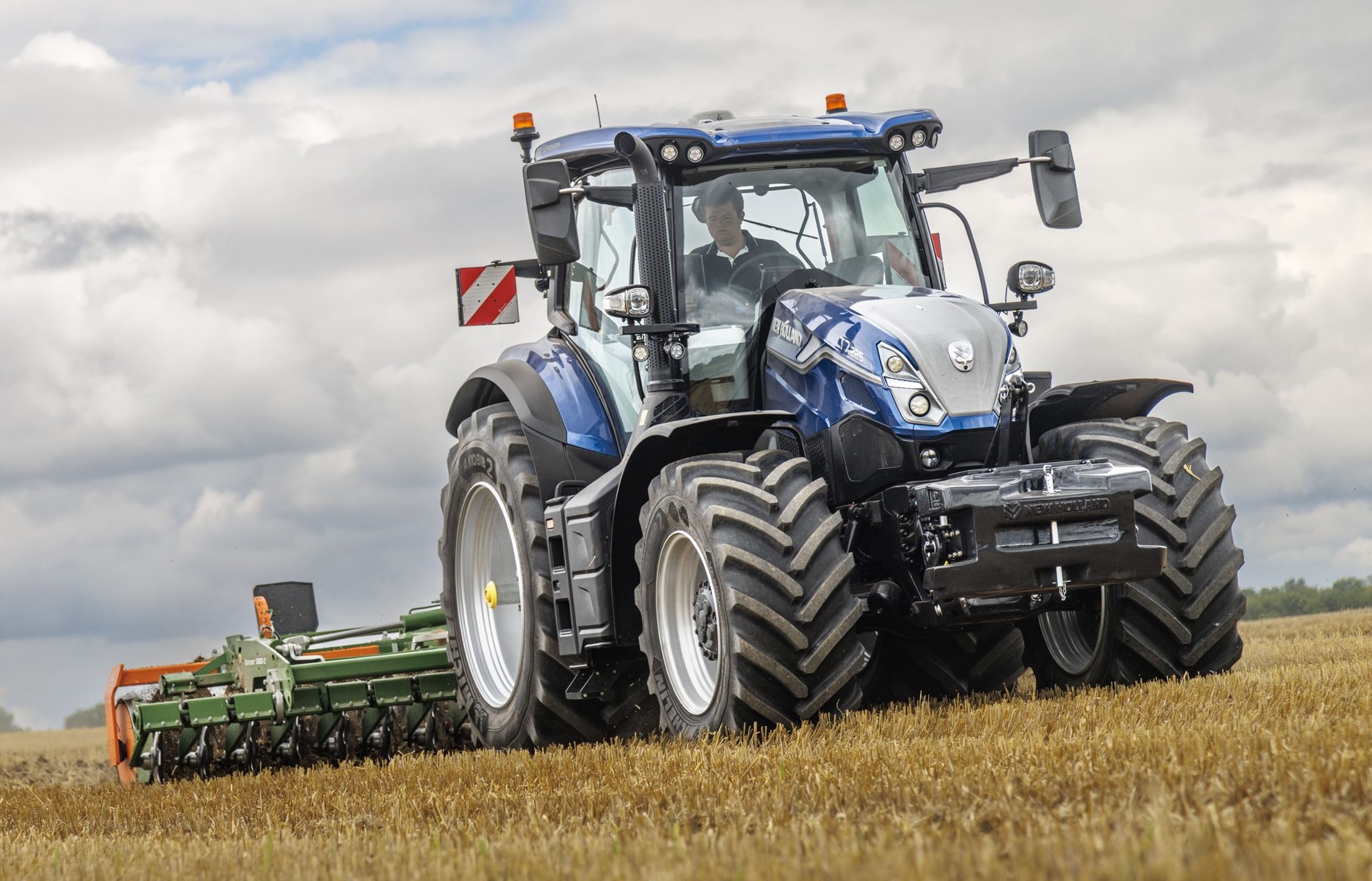 New Holland plugs gaps in UK dealer network