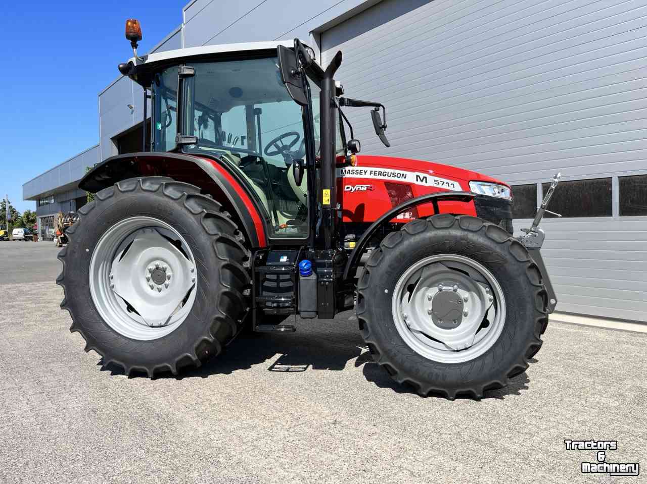Tractor Massey Ferguson 5711M Dyna 4