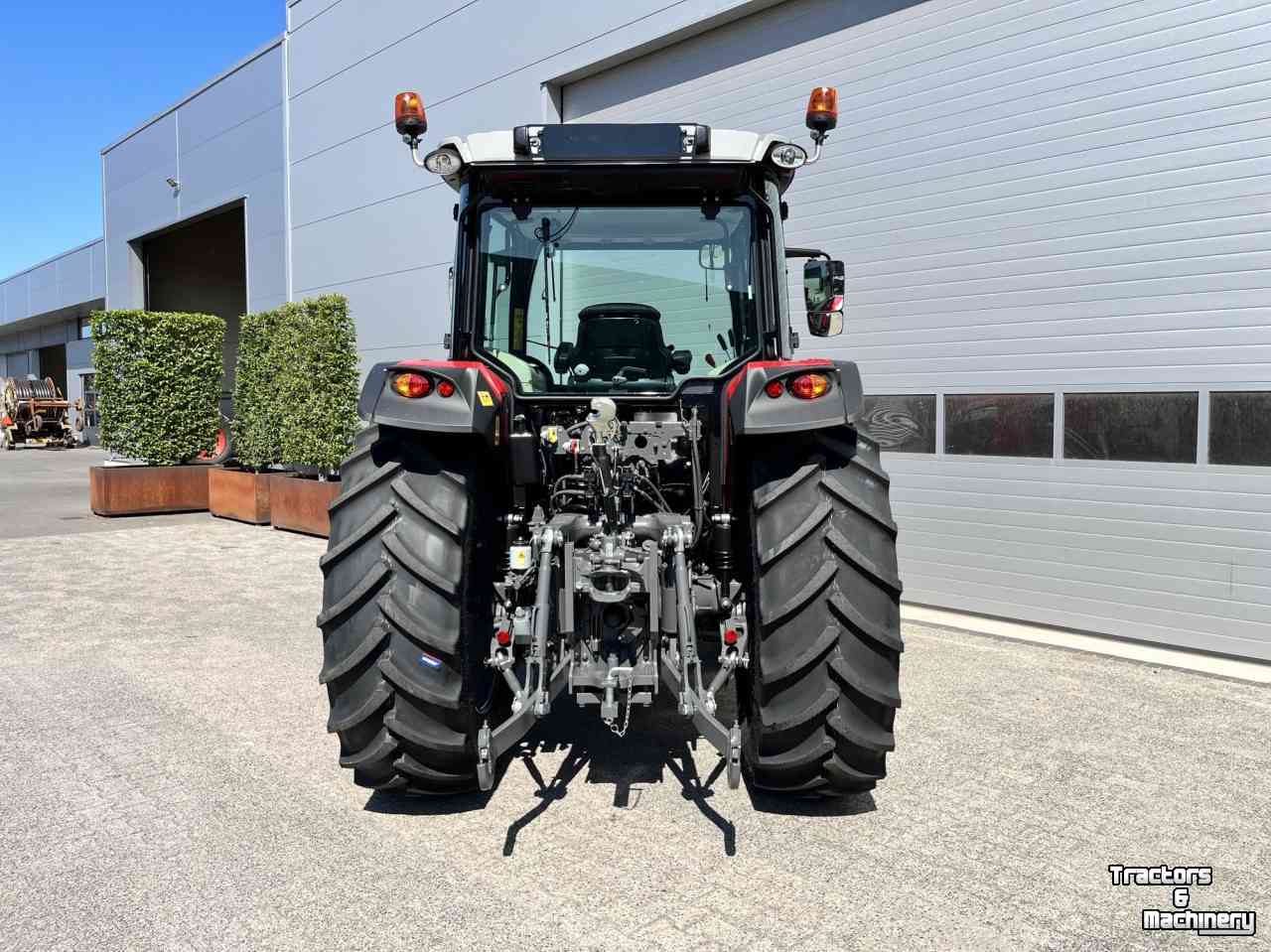 Tractor Massey Ferguson 5711M Dyna 4