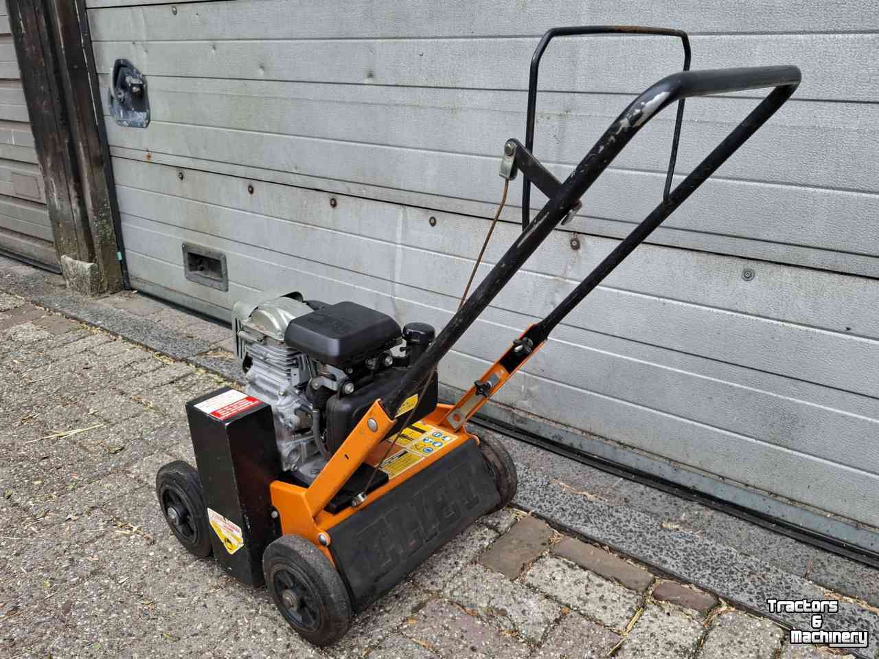 Spike roller Eliet E401 VM benzine honda motor verticuteermachine verticuteerder verticuteren