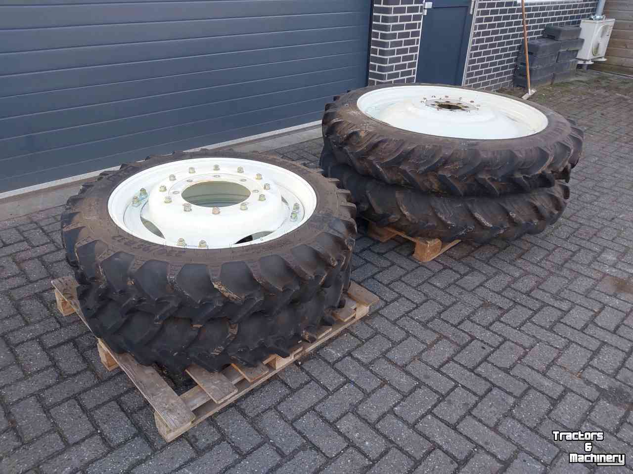 Wheels, Tyres, Rims & Dual spacers New Holland Cultuur wielen 230/95 R32  270/95 R44