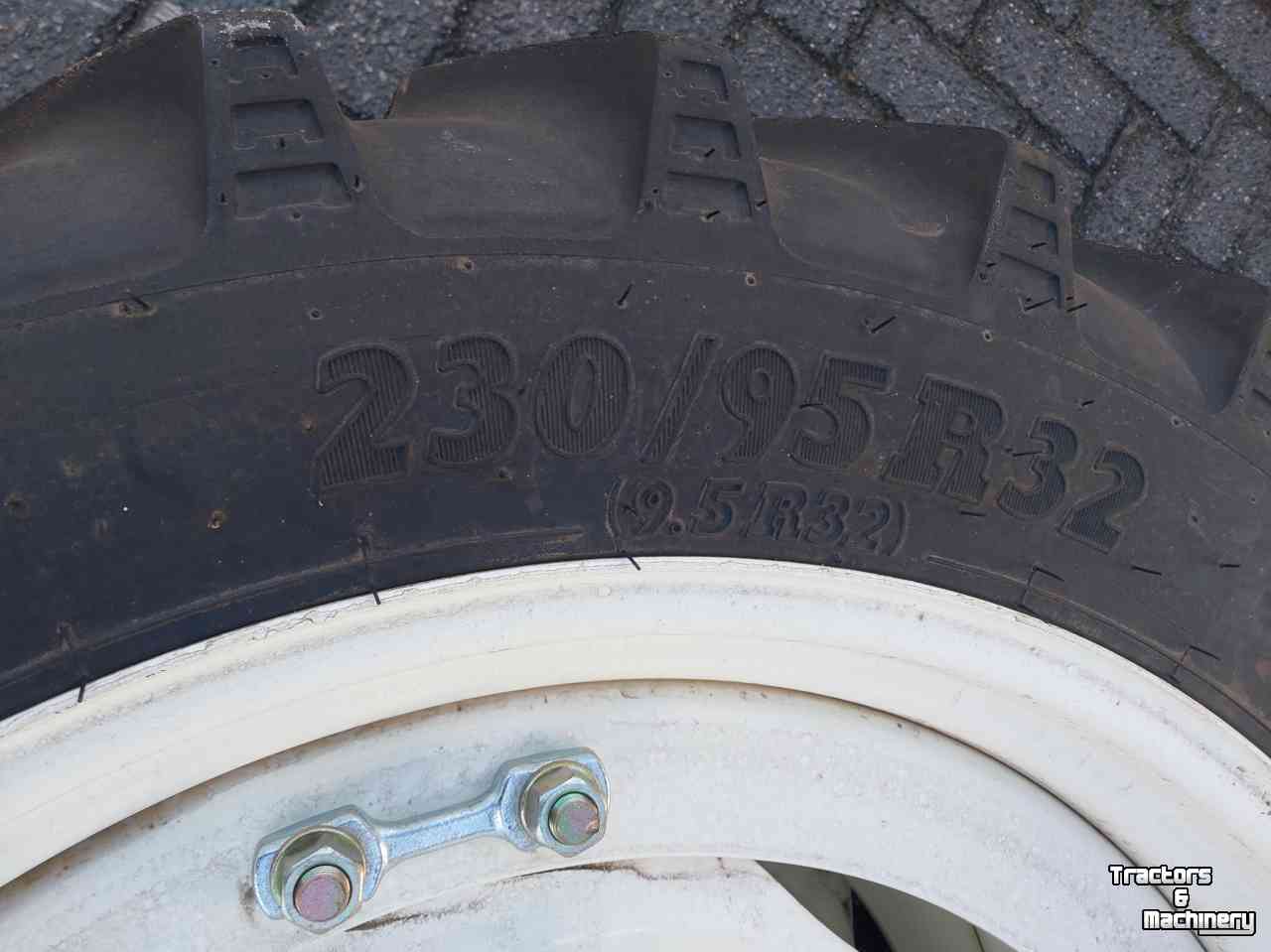 Wheels, Tyres, Rims & Dual spacers New Holland Cultuur wielen 230/95 R32  270/95 R44