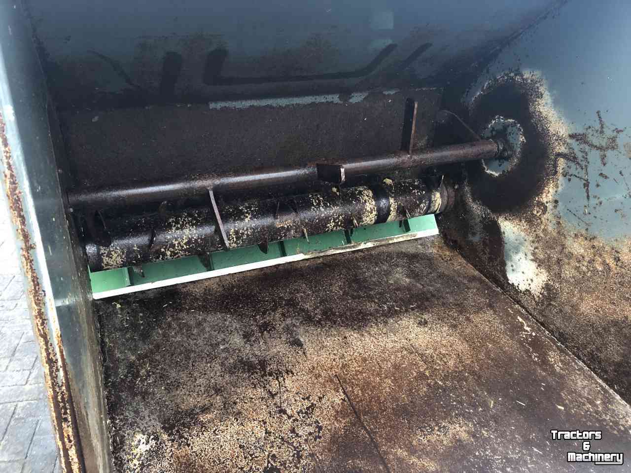 Sawdust spreader for boxes Mehrtens 1400