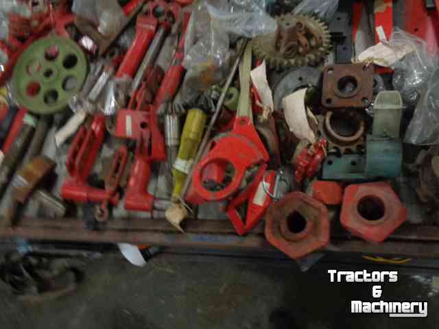 Diverse new spare-parts Mengele opraapwagens