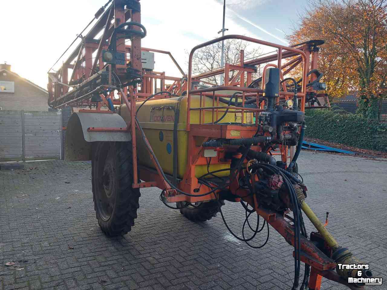 Fieldsprayer pull-type Douven Getrokken veldspuit 2000 liter 27 meter breed