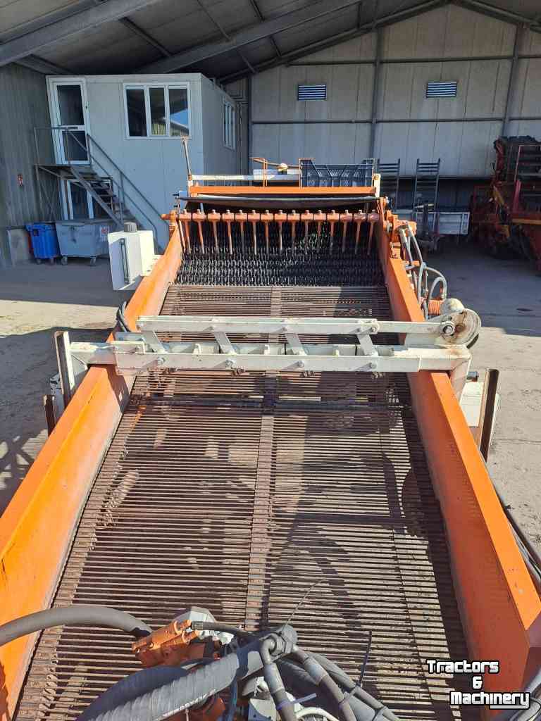Bulb harvester Nobels 3 BC getrokken rooimachine op spoor 1.800 mm.