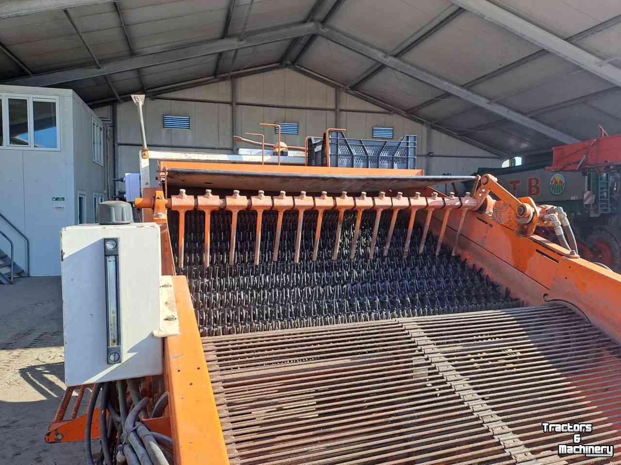 Bulb harvester Nobels 3 BC getrokken rooimachine op spoor 1.800 mm.