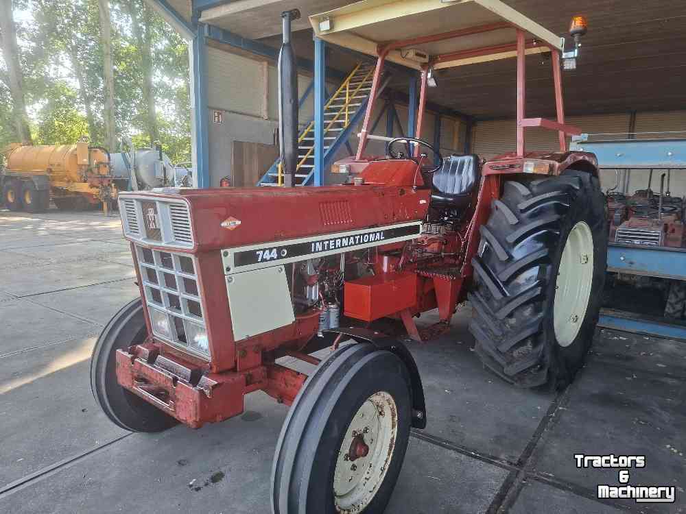 Tractor International 744
