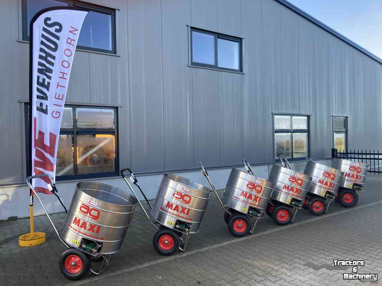 Sawdust spreader for boxes AG Maxi RVS zaagselstooier