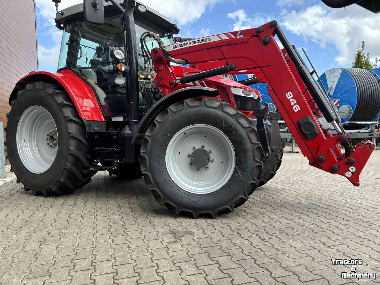 Tractor Massey Ferguson 5711 SL Dyna- 4 Efficiënt met voorlader