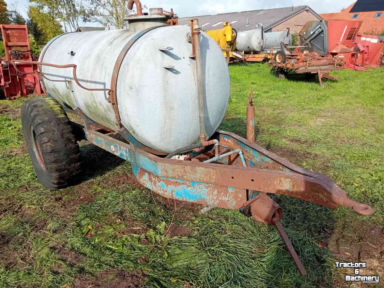 Other irrigation equipment and accessories  Watertank, waterwagen 2600 l. Diversen