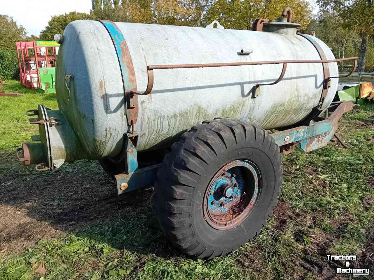 Other irrigation equipment and accessories  Watertank, waterwagen 2600 l. Diversen
