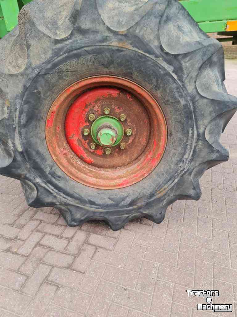 Corner-auger grain carts AVR Overlaadwagen