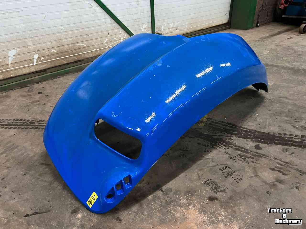 Used parts for tractors New Holland Spatbord 48104081