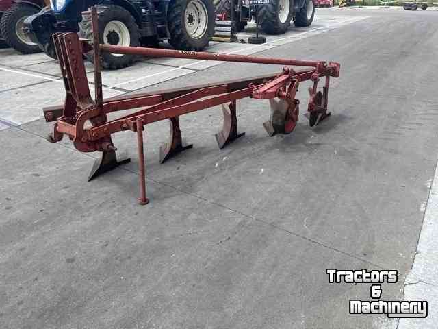 Ploughs  5-schaar ploeg