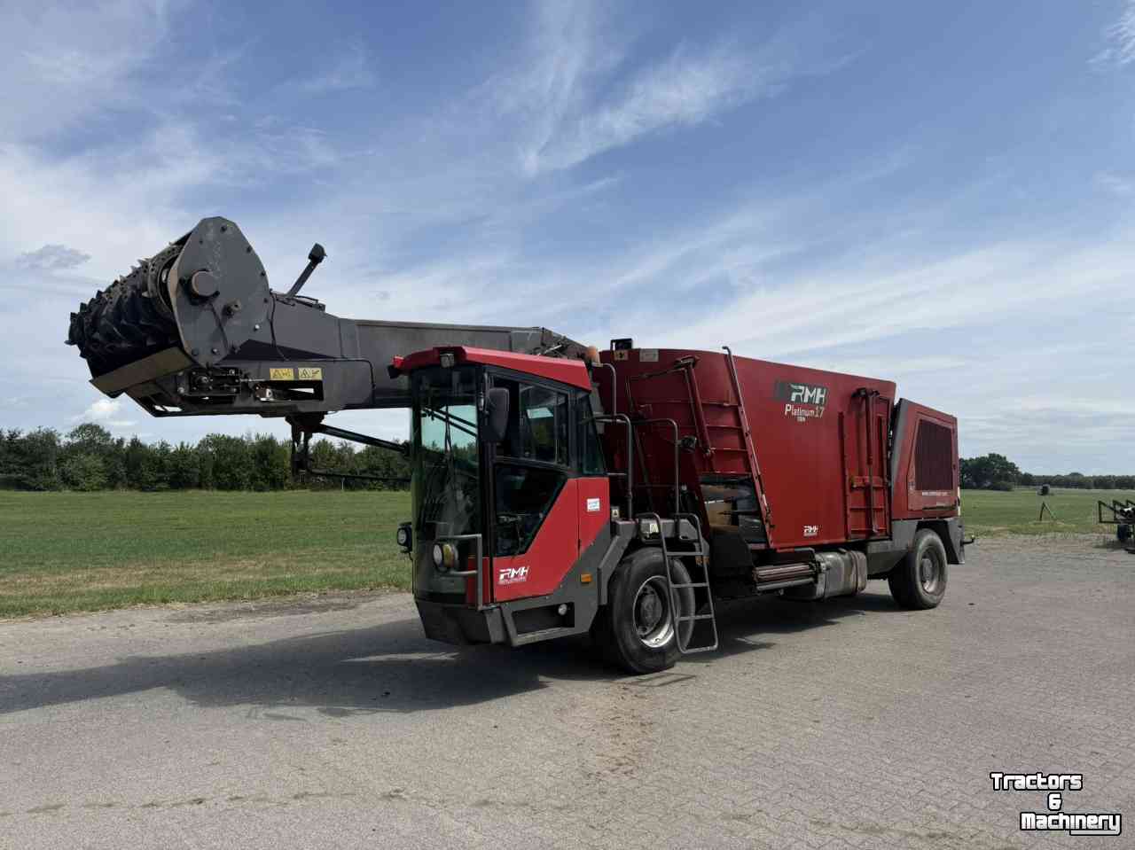 Self-propelled feed mixer RMH Platinum 17