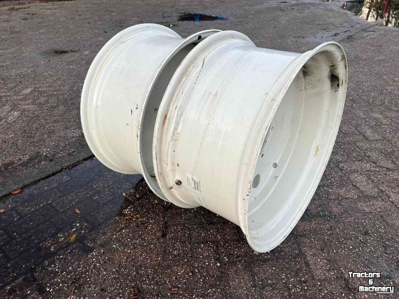 Wheels, Tyres, Rims & Dual spacers New Holland W14x28 set vaste velgen