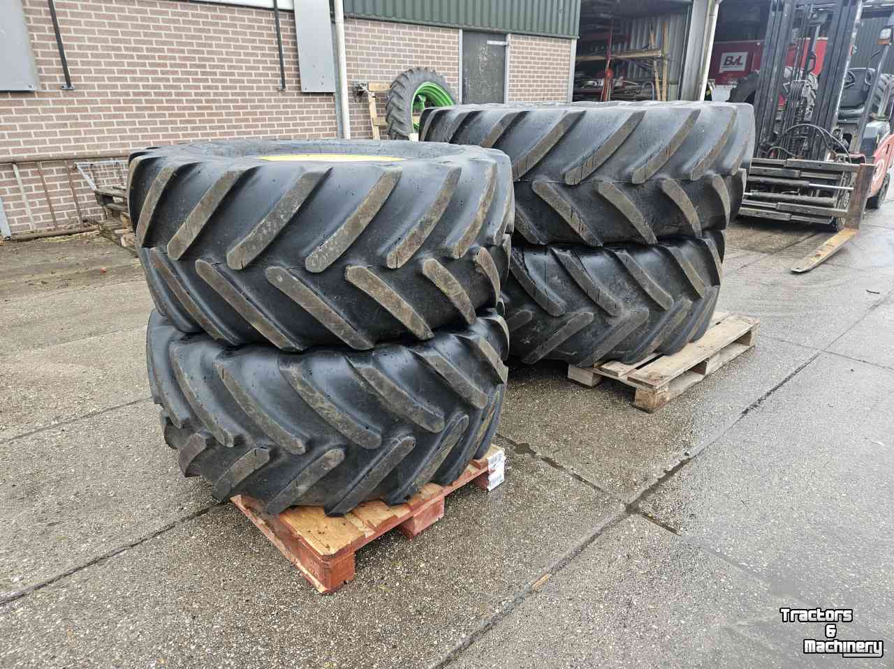 Wheels, Tyres, Rims & Dual spacers Michelin Bandenset John Deere 3350. 600/65R38 540/65R24