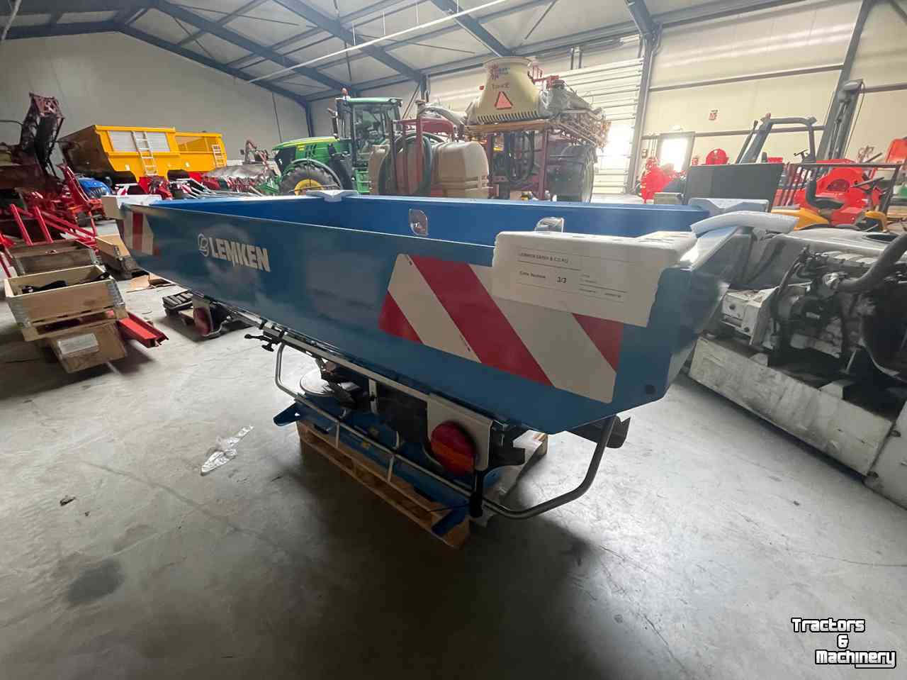 Fertilizer spreader Lemken Tauri 8