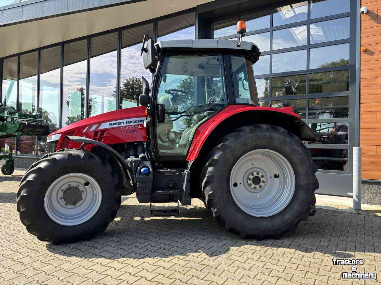 Tractor Massey Ferguson 5711 SL Dyna- 4 Efficiënt