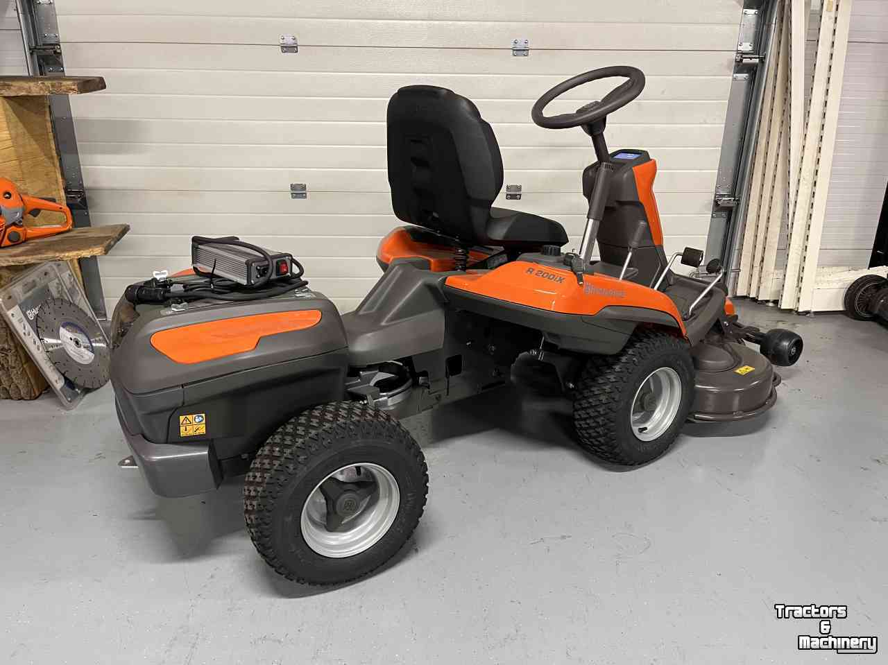 Ride-on mower Husqvarna Husqvarna R200IX Elektrische zitmaaier. Nieuw!