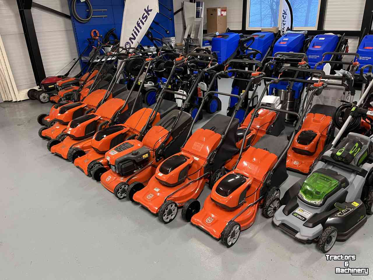 Ride-on mower Husqvarna Husqvarna R200IX Elektrische zitmaaier. Nieuw!