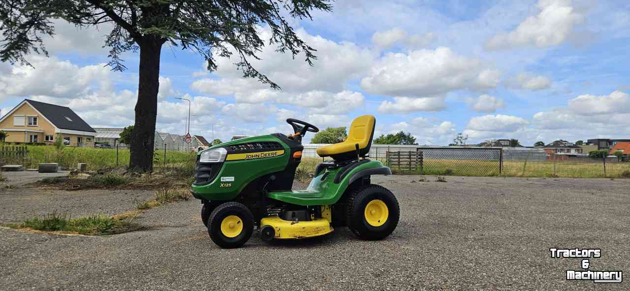 Ride-on mower John Deere X125