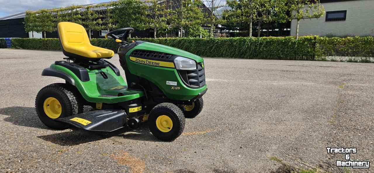 Ride-on mower John Deere X125