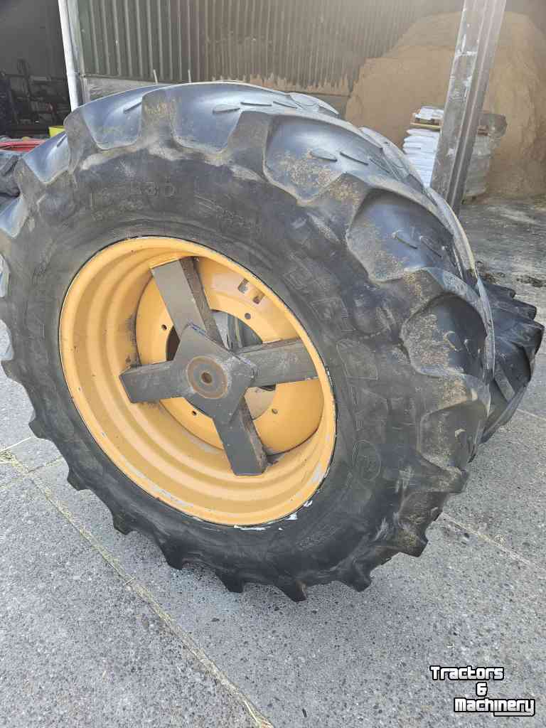 Wheels, Tyres, Rims & Dual spacers  Dubbellucht naast 20.5R25. Shovel