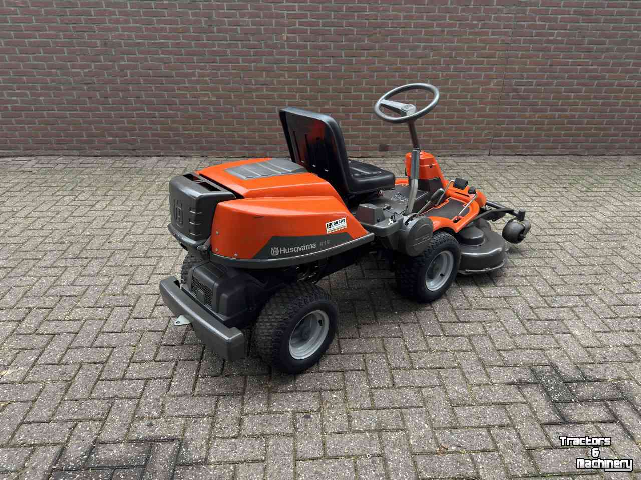 Ride-on mower Husqvarna R18