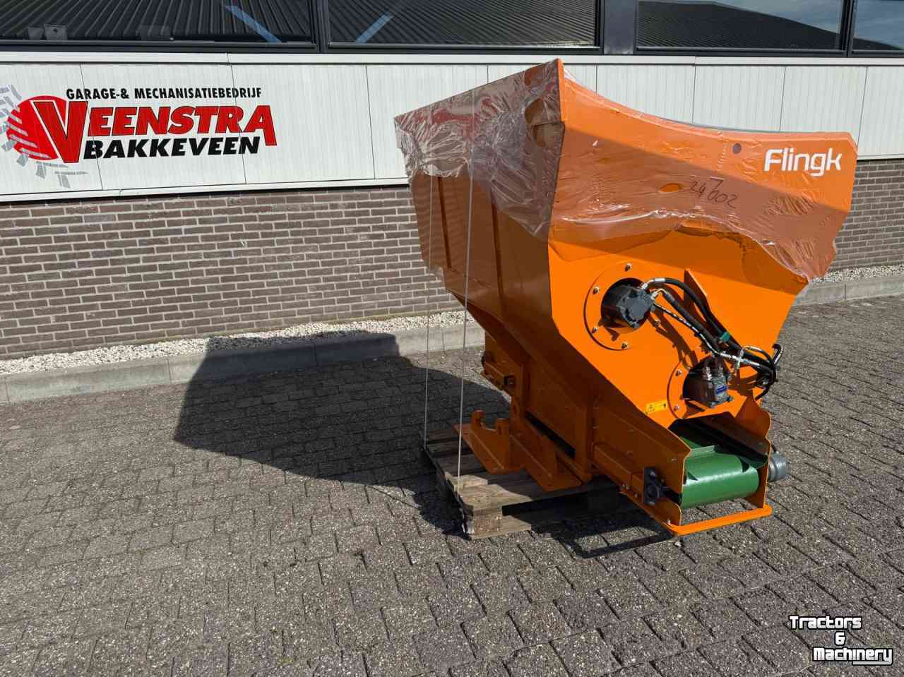 Sawdust spreader for boxes Flingk KSS1500