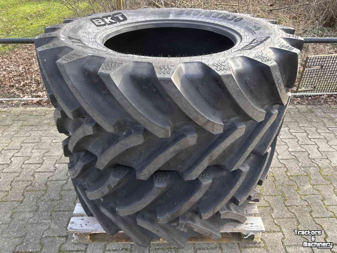 Wheels, Tyres, Rims & Dual spacers BKT 540/65R30 Nieuw!