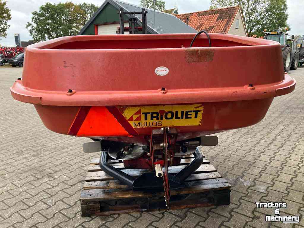 Fertilizer spreader Trioliet TST Kunstmeststrooier mestverwerking