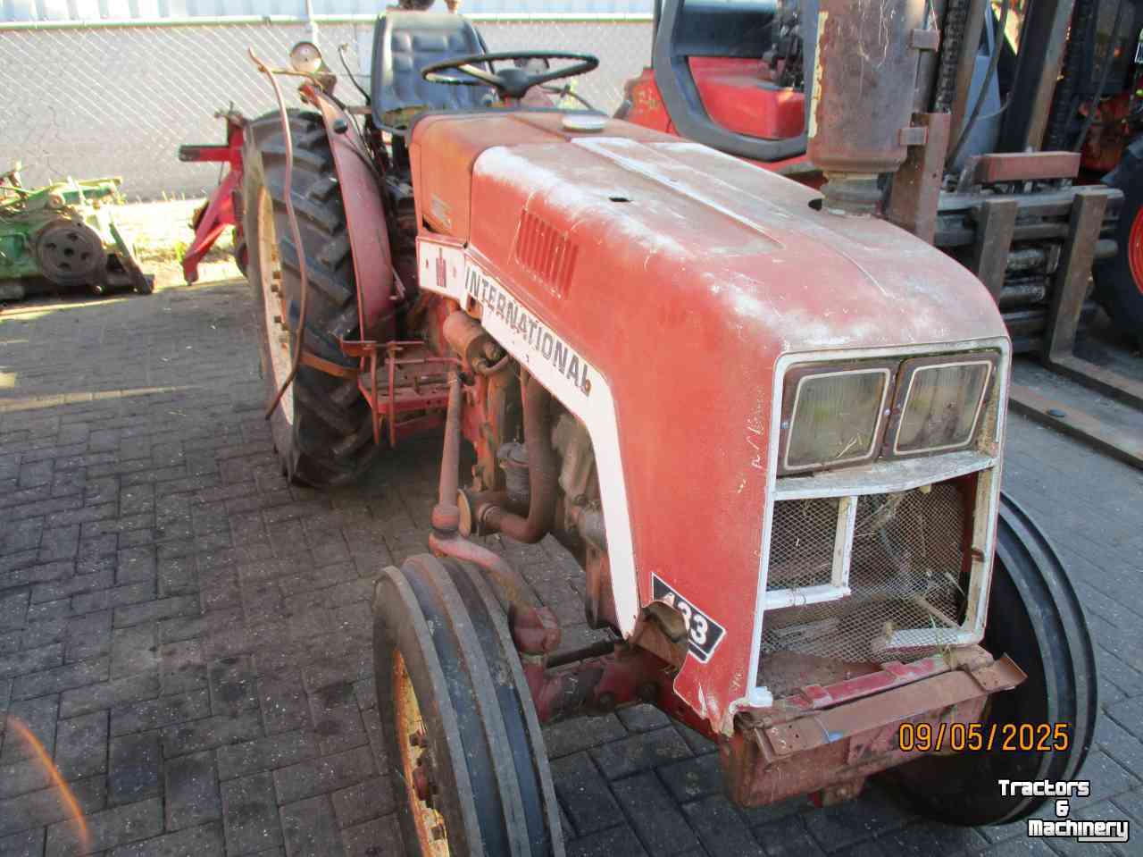 Small-track Tractor International 433