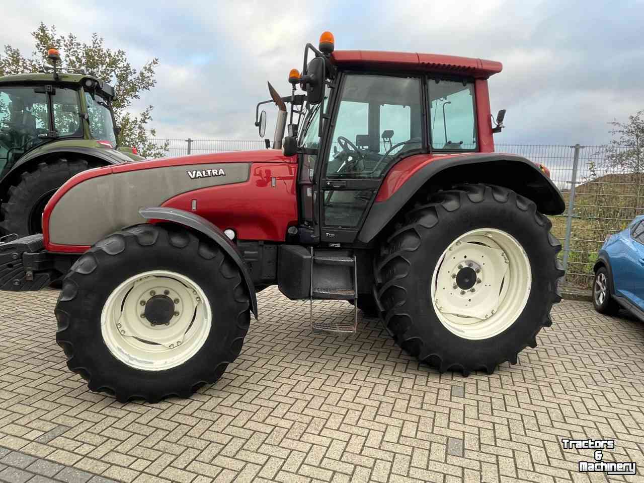 Tractor Valtra T120 tractor