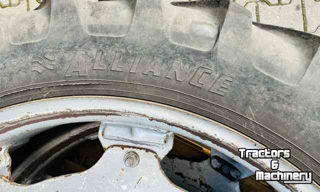 Wheels, Tyres, Rims & Dual spacers  Wielen met banden 12.4x46 op velg CNH set