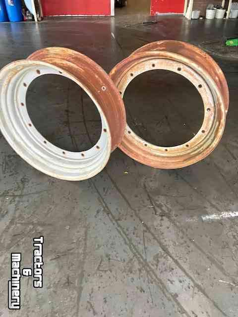 Wheels, Tyres, Rims & Dual spacers Case-IH Set Velgringen  DW10x34 ring eenkant 29cm anderekant 10cm