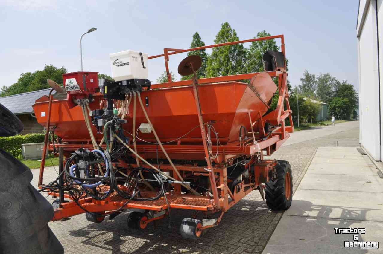 Potato planter Structural PM aardappelpootmachine + Guttler cultivator
