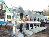 Ploughs Kramer ERMO KLEIPLOEG 5 + 1 on land in de veur