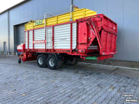 Self-loading wagon Pottinger Pöttinger Faro 4000D met Afvoerbandje.