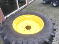 Wheels, Tyres, Rims & Dual spacers  Voor 420/70-R28 Achter 520/70-R38