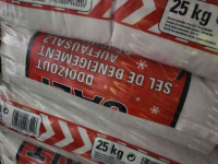 Snow Removal Equipment  strooizout  nog 17 paletten  op is op