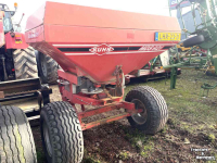 Fertilizer spreader Rauch Kuhn MDS 921 op troley