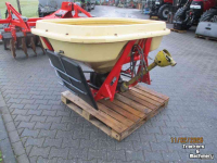 Fertilizer spreader Vicon pendelstrooier met kantplaat