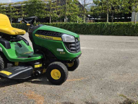 Ride-on mower John Deere X125